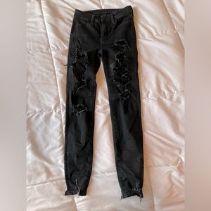 American Eagle distressed skinny jeans. Size 000- short. Like new.